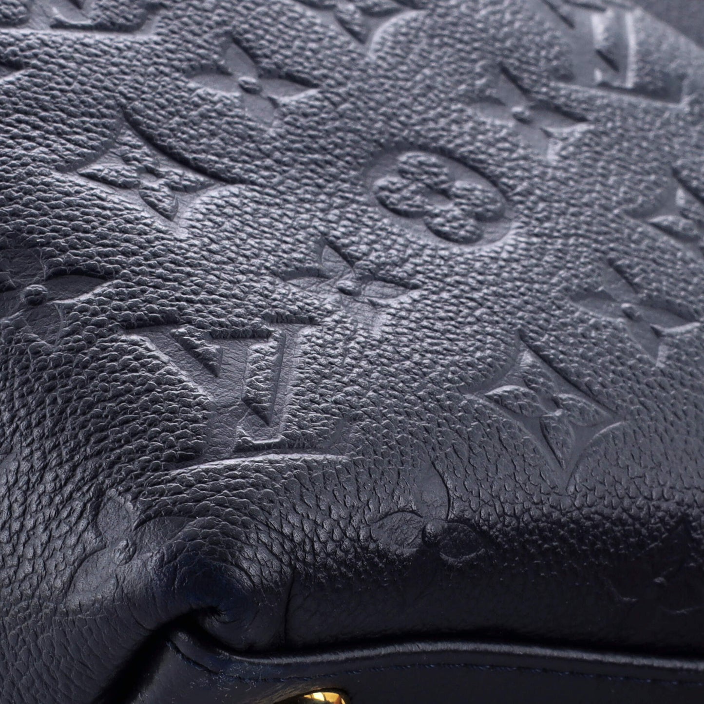 V Tote Monogram Empreinte Leather MM