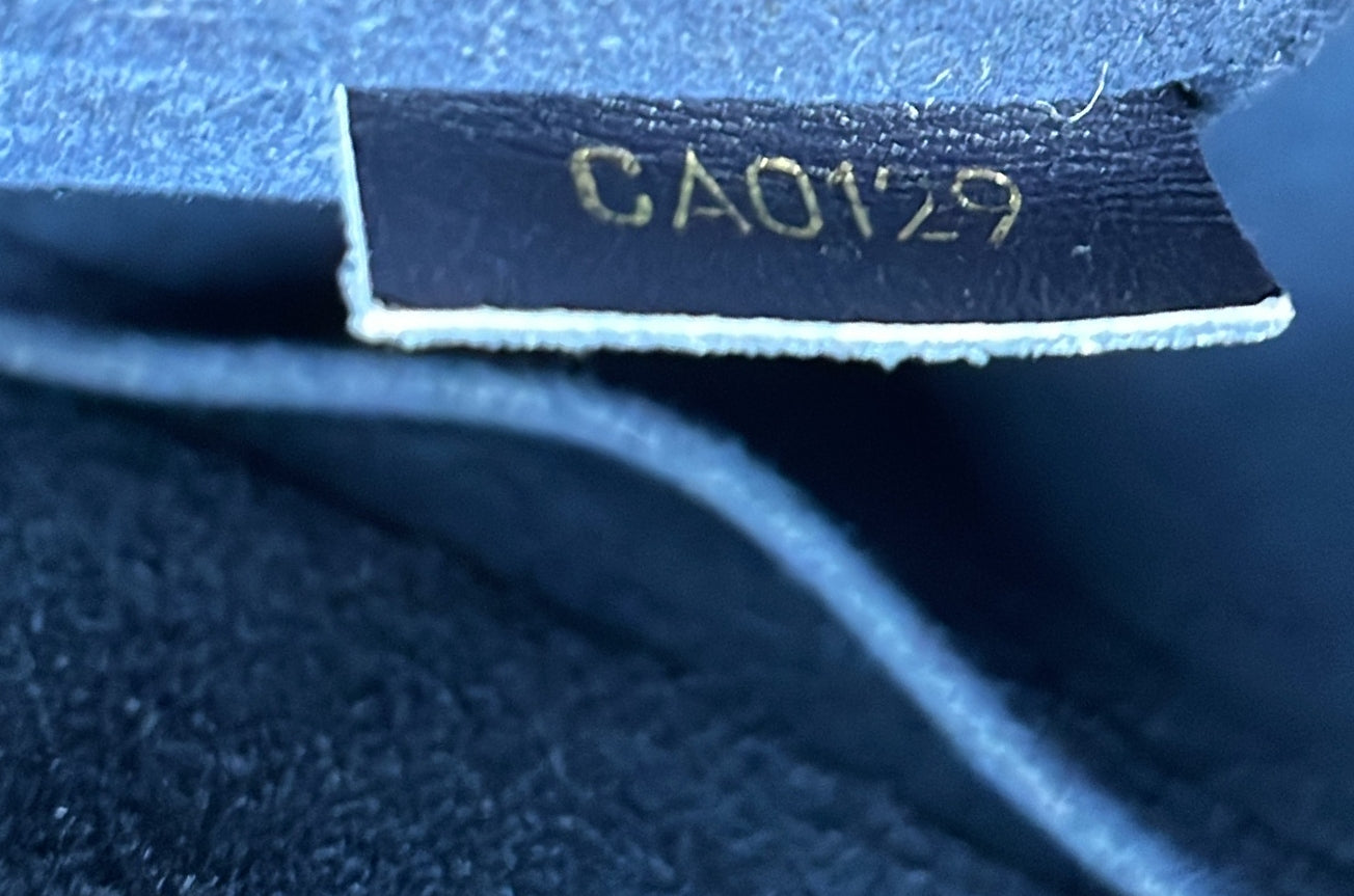 V Tote Monogram Empreinte Leather MM
